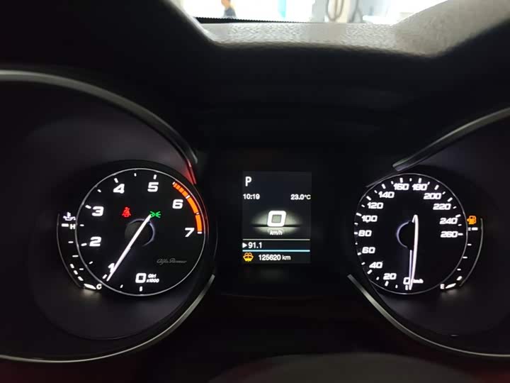 Alfa Romeo Stelvio 2017 2.0T 200HP jing ying ban