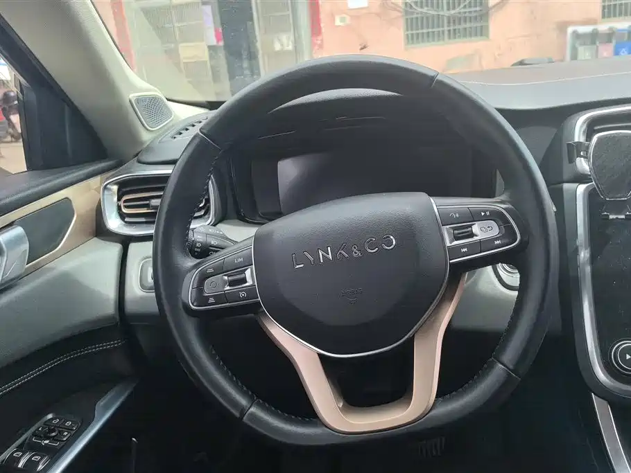 Lynk & Co 01