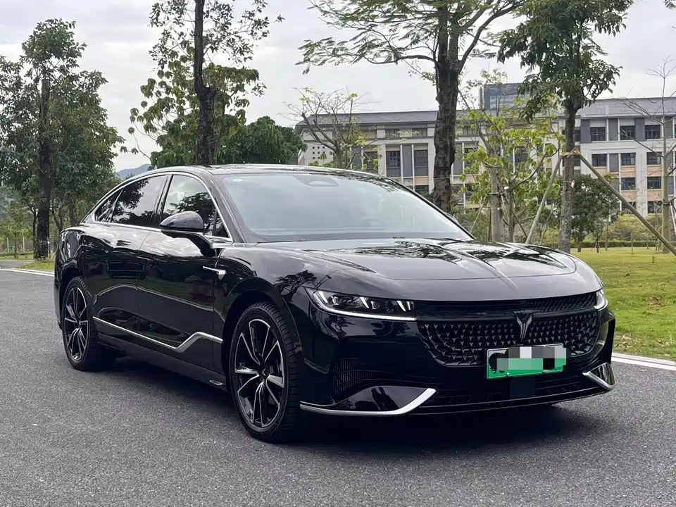 VOYAH Lantu chasing light