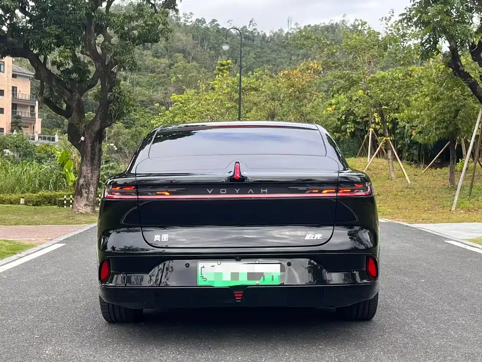 VOYAH Lantu chasing light