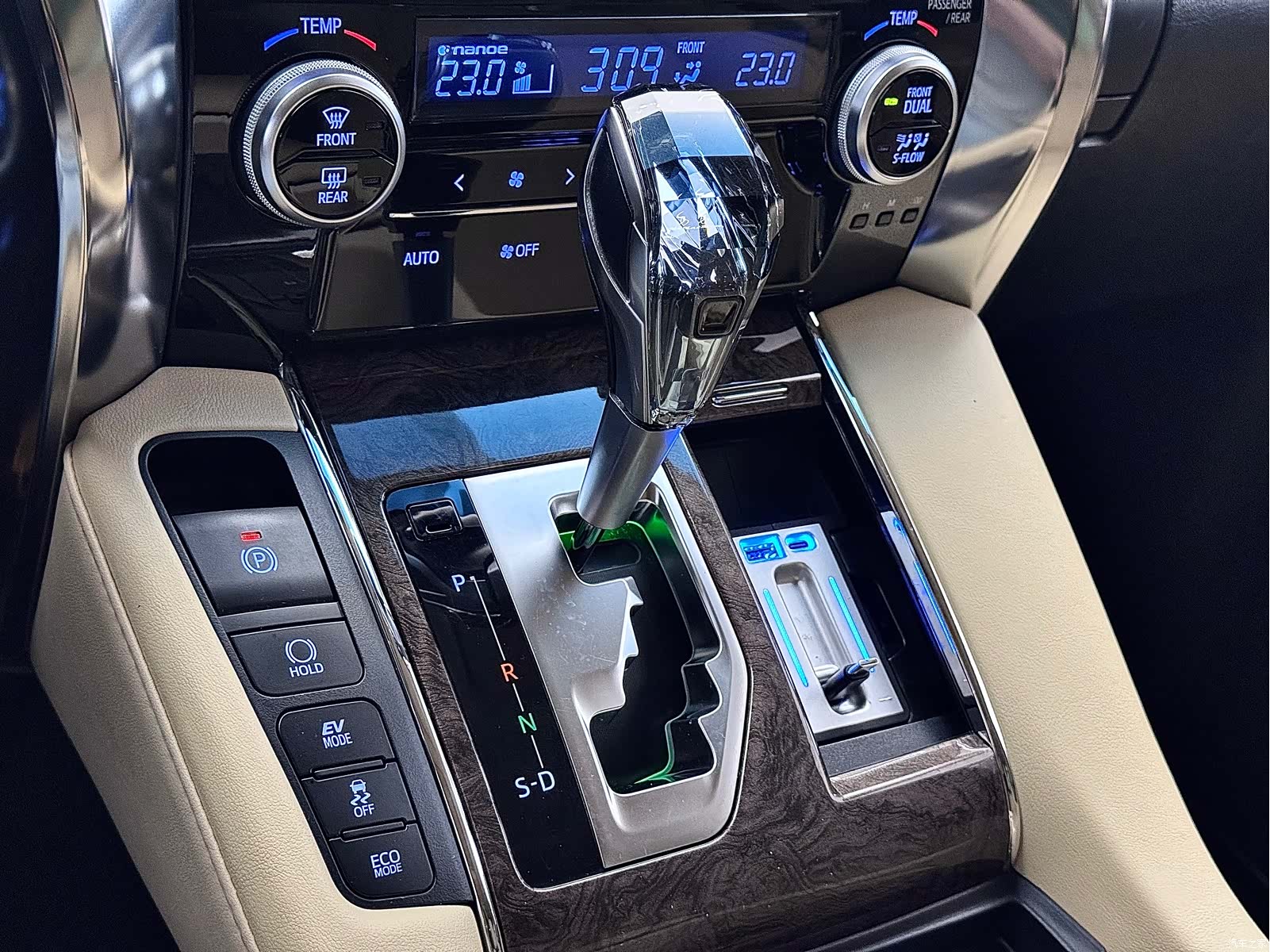 Toyota Alphard, 2022 15