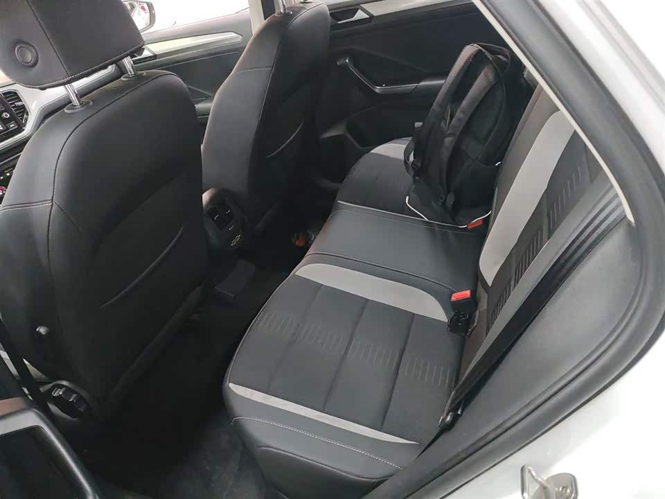 Volkswagen T-ROC exploring Songs