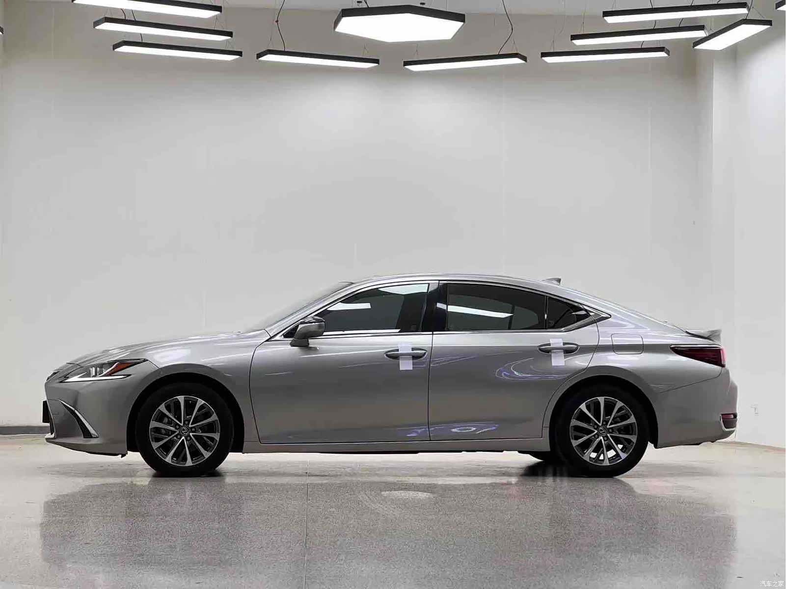 Lexus ES, 2024 4