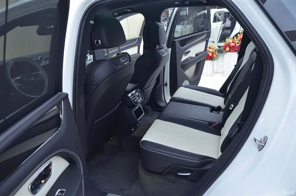 Bentley Bentayga, 2024 все фото