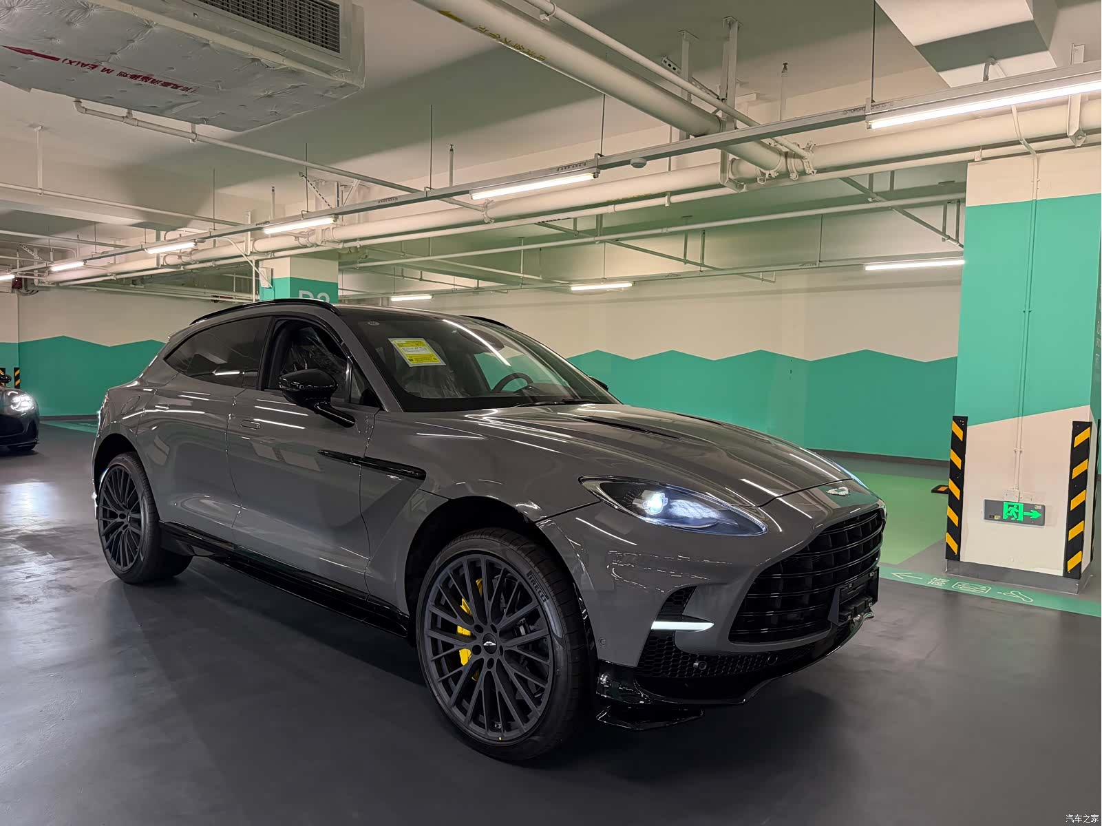 Aston Martin DBX, 2025 4