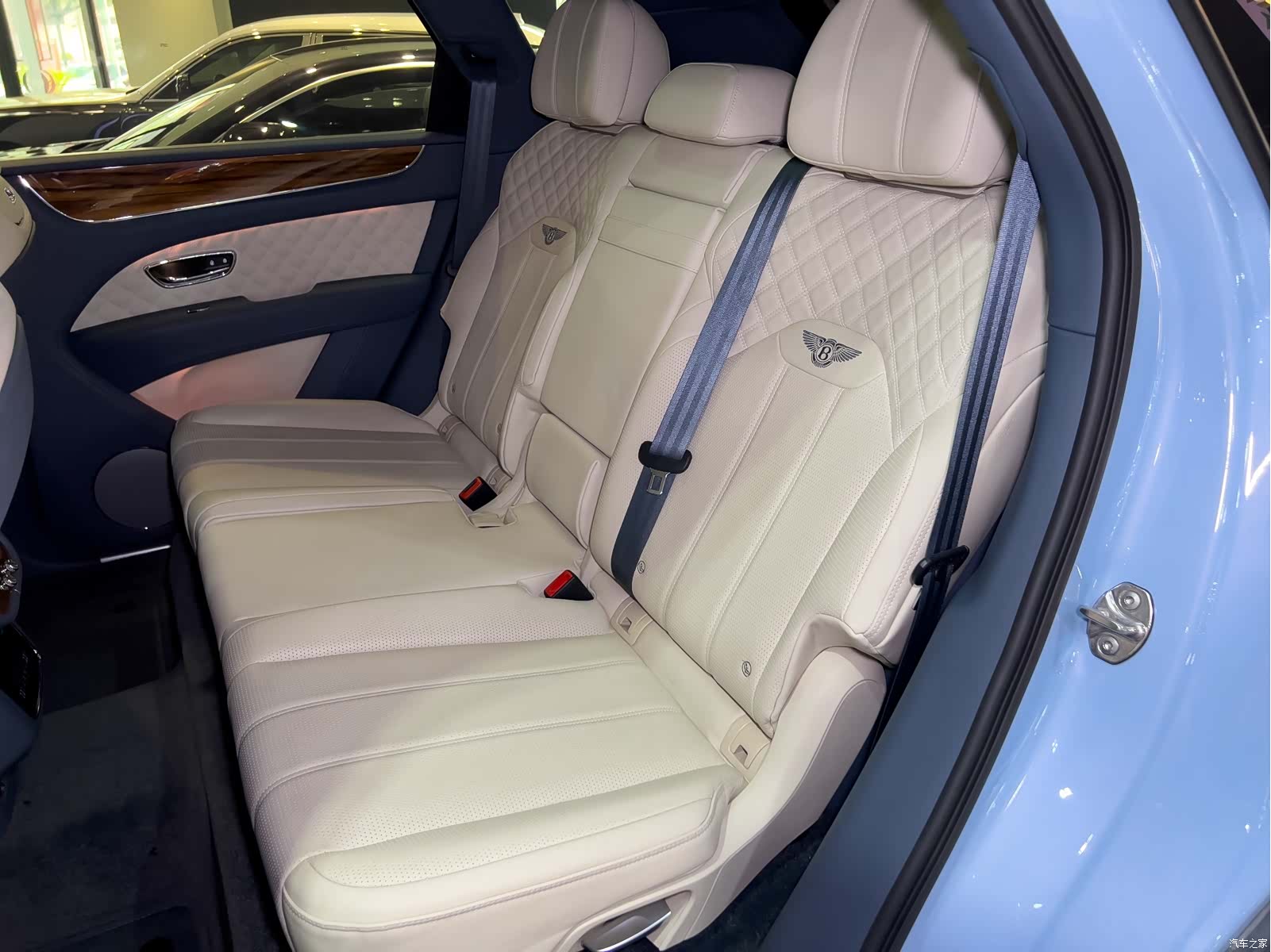 Bentley Bentayga, 2023 18