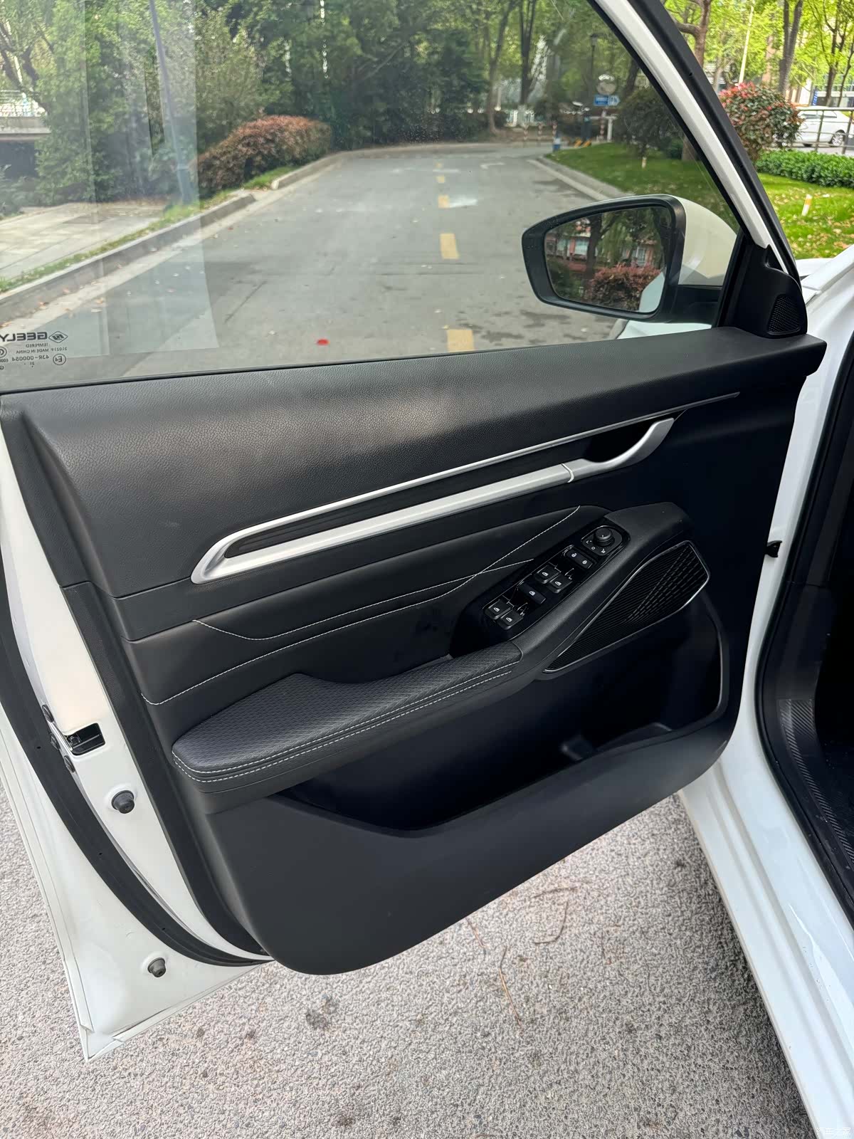 Geely Emgrand, 2022 все фото