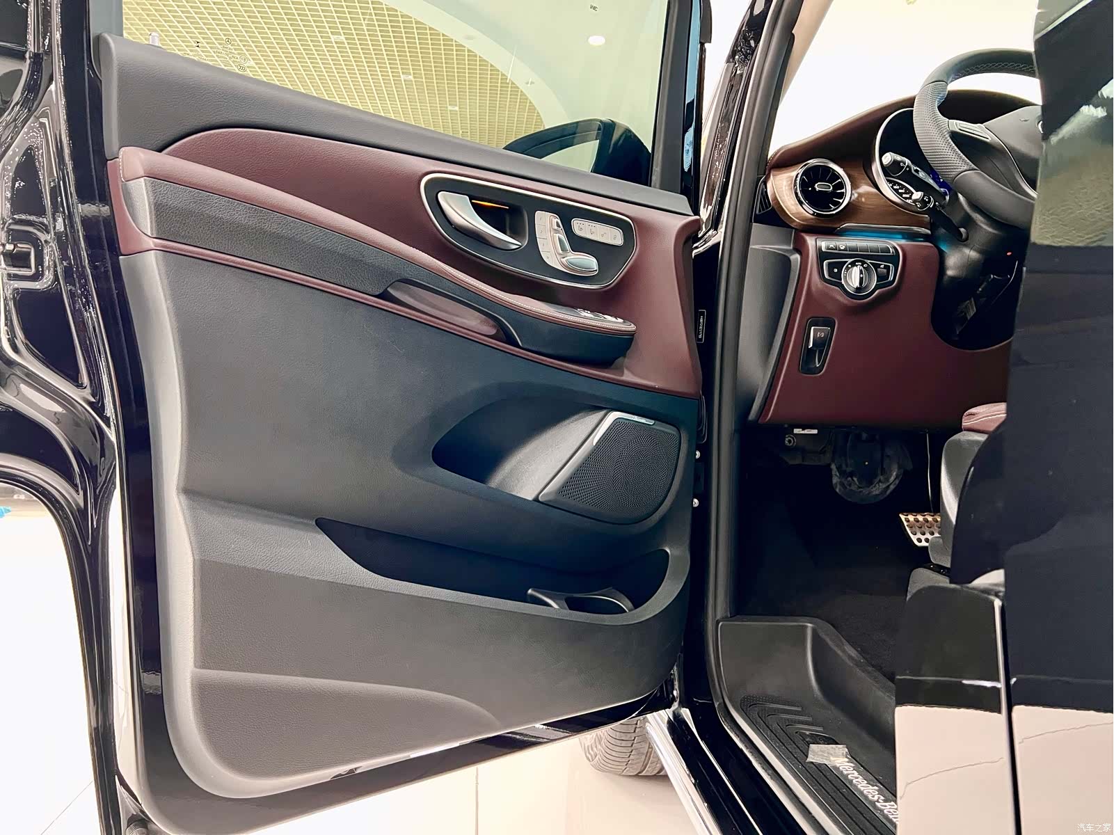 Mercedes-Benz V-Class, 2024 21