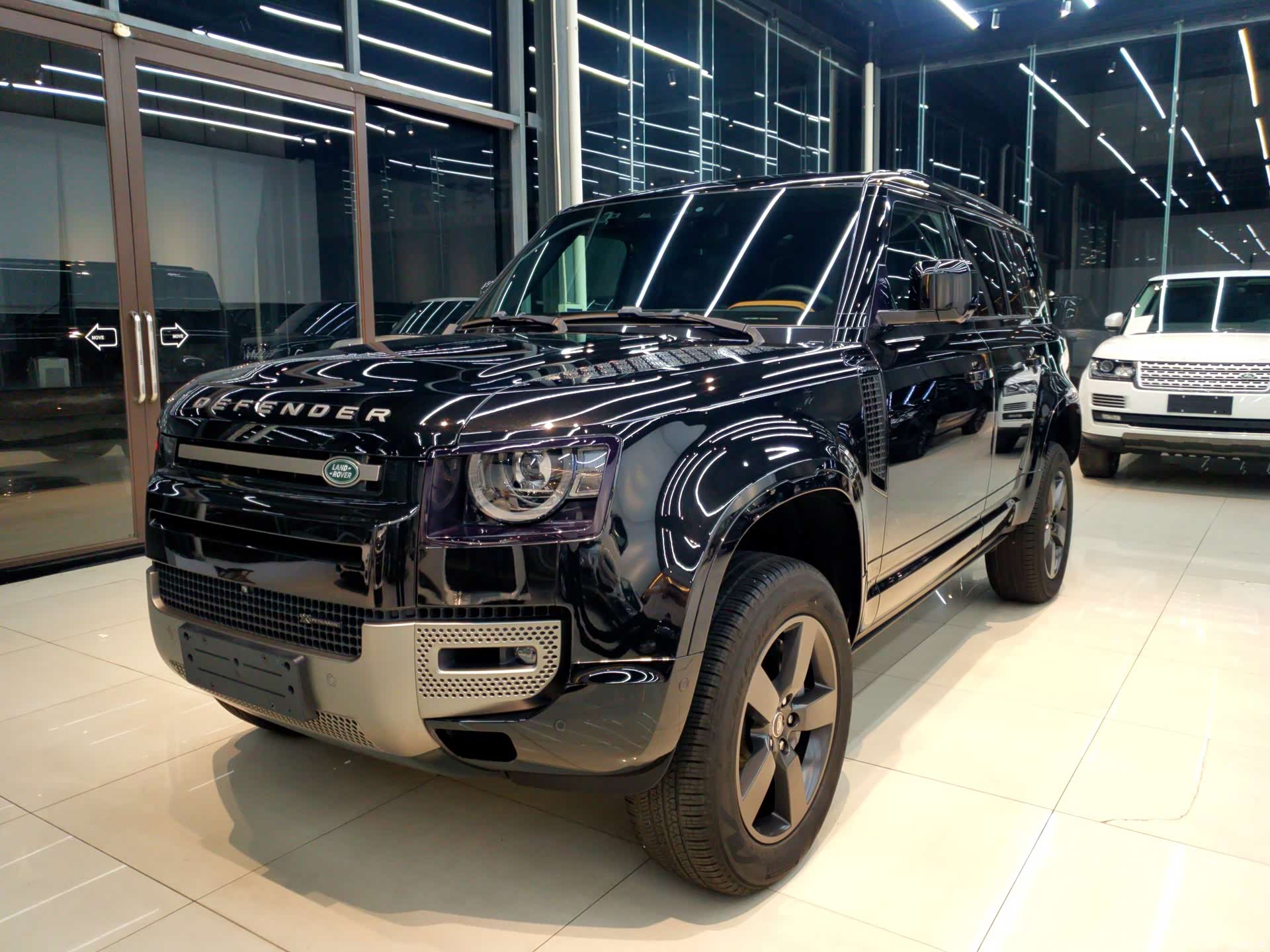 Land Rover Defender, 2023 3
