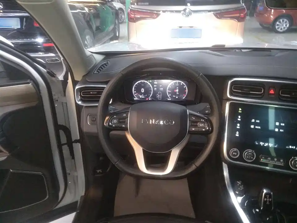 Lynk & Co 01