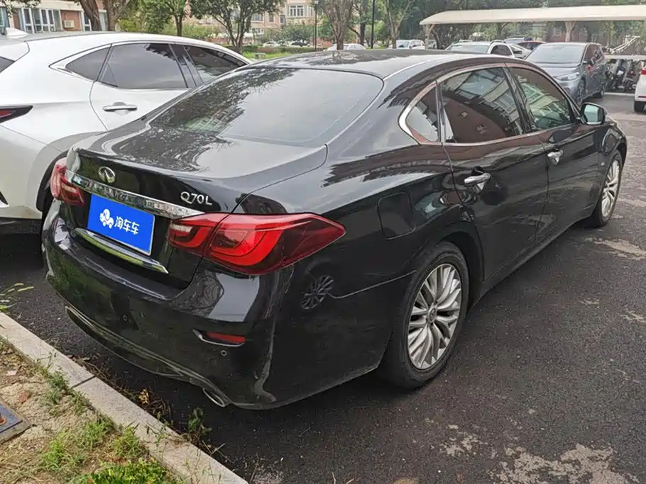 Infiniti Q70