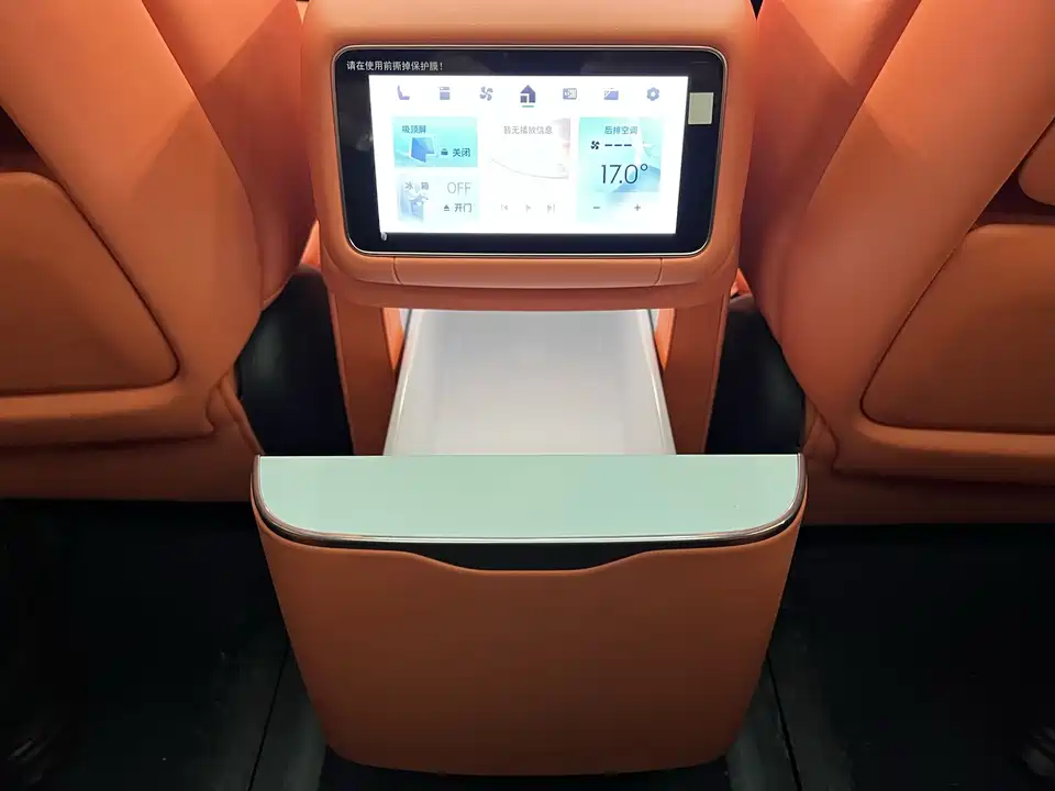 Lynk & Co 900