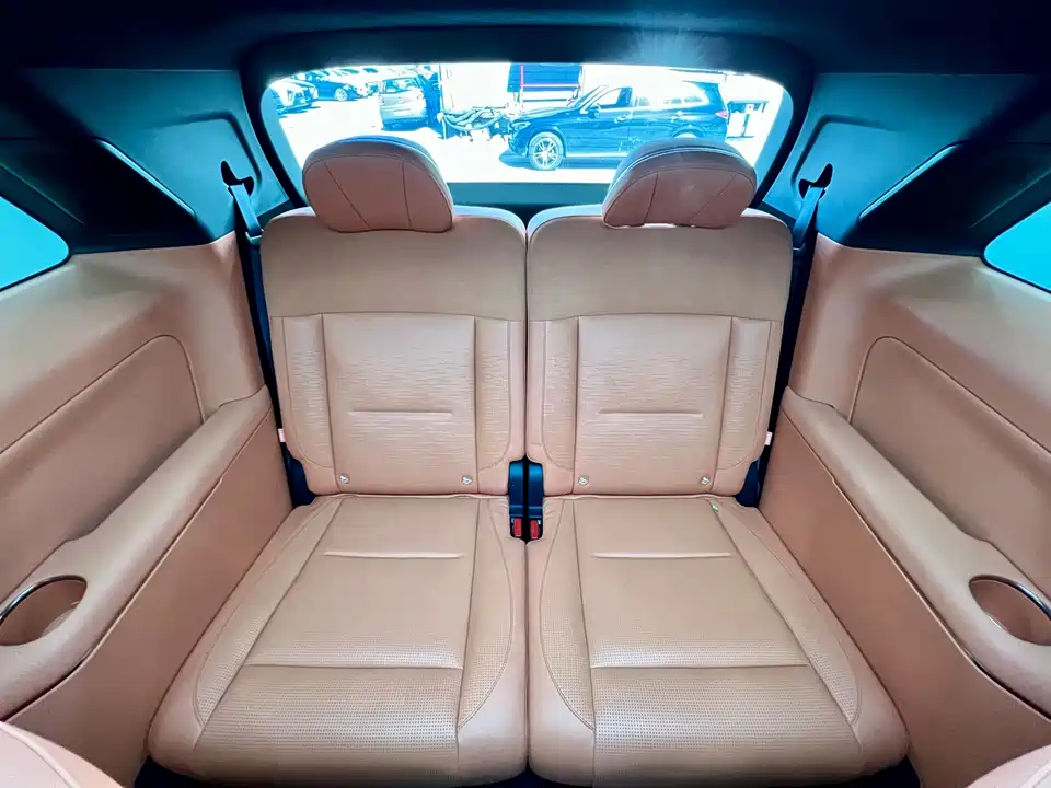 Lynk & Co 900