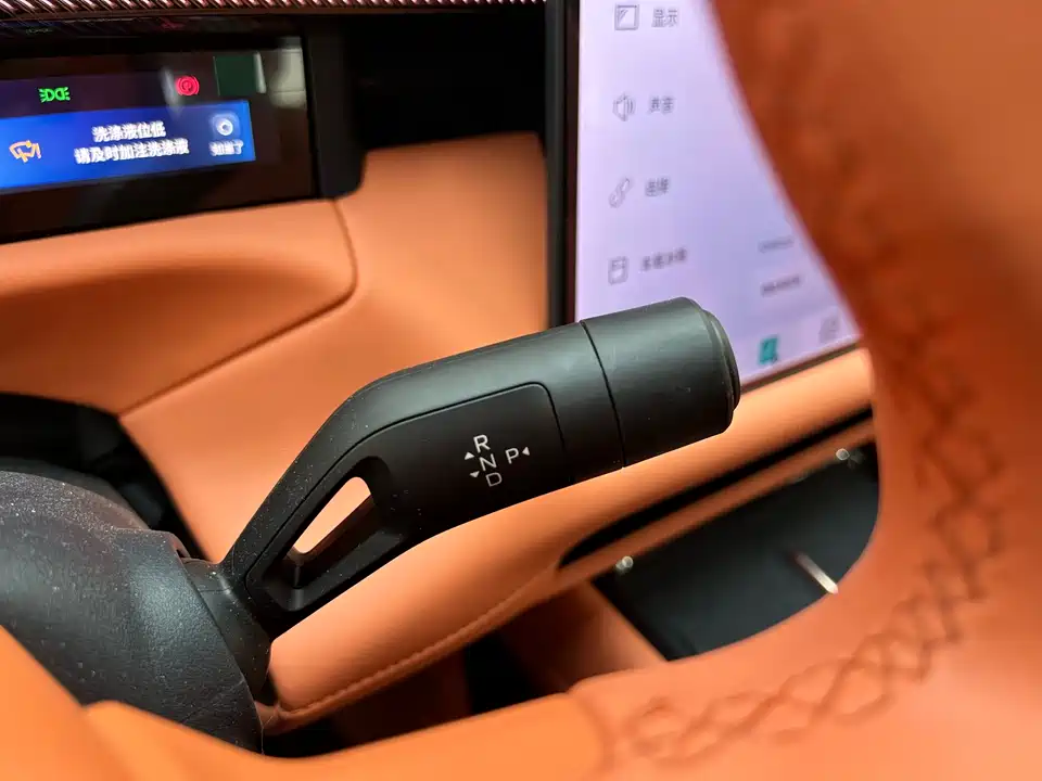 Lynk & Co 900