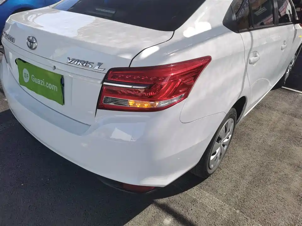 Toyota YARiS L to enjoy