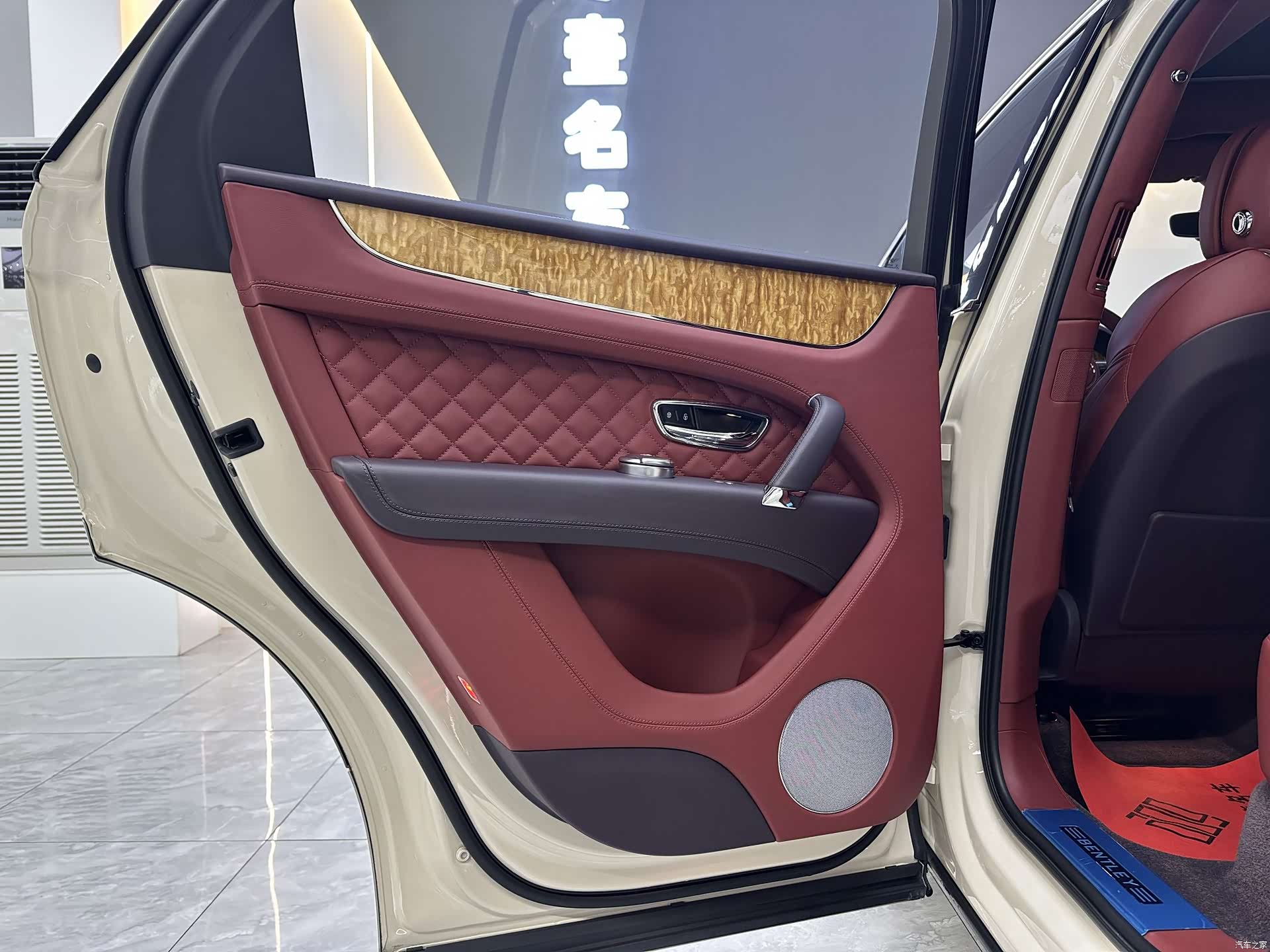 Bentley Bentayga, 2017 11