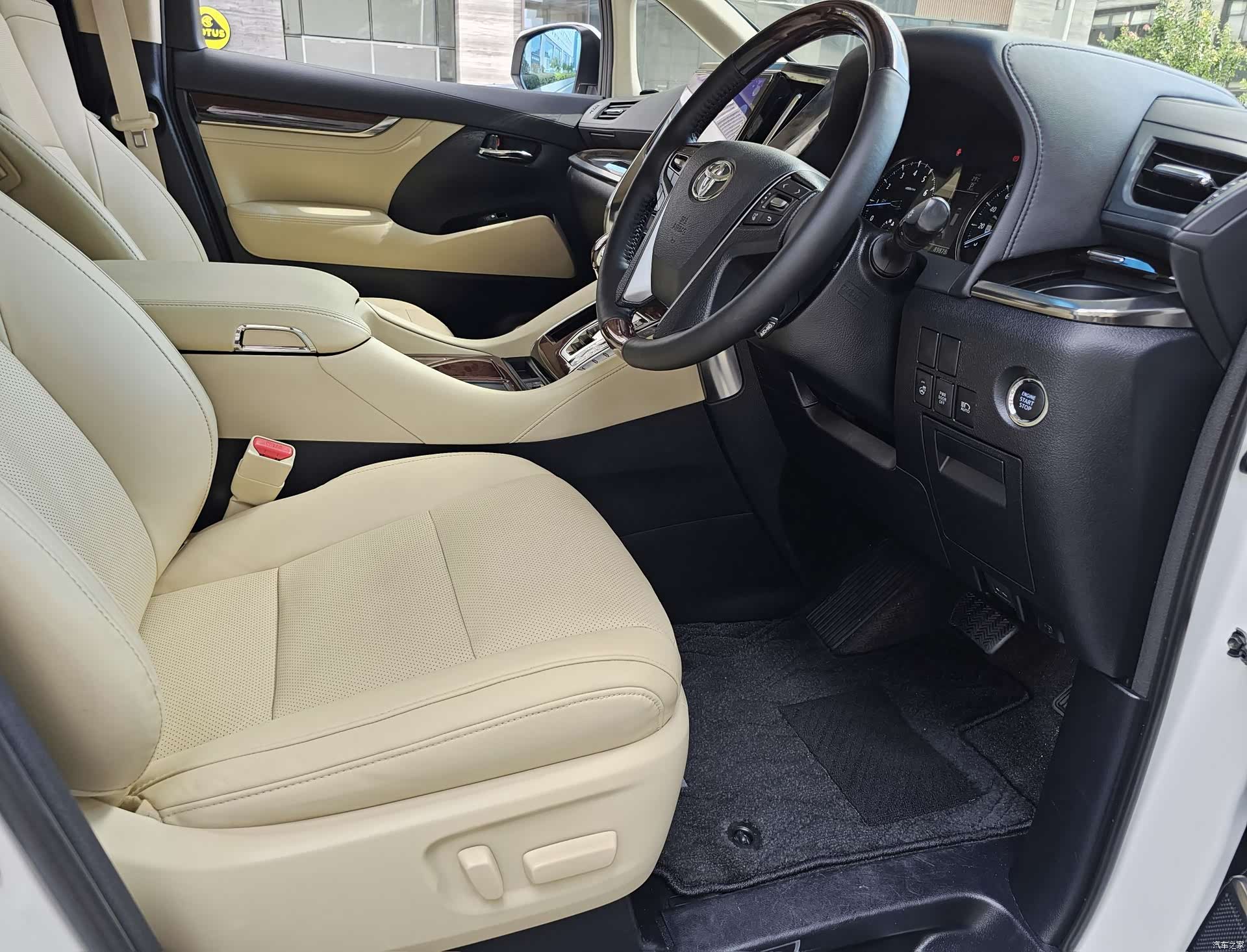 Toyota Alphard, 2026 4