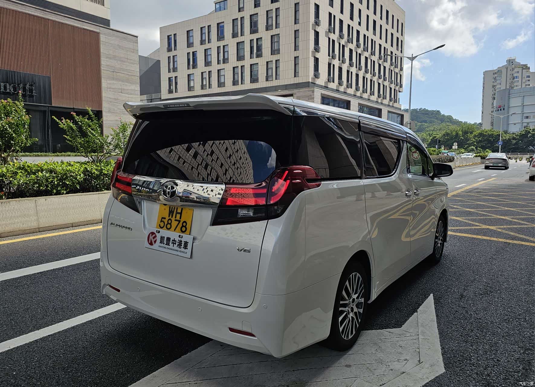Toyota Alphard, 2026 12
