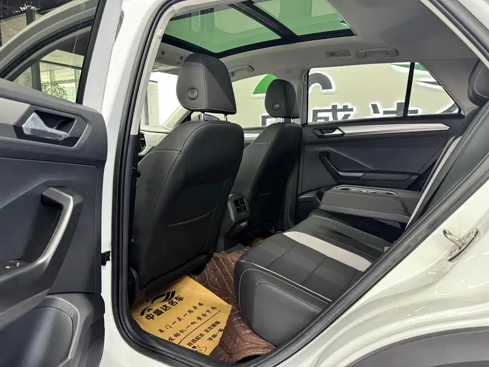 Volkswagen T-ROC exploring Songs