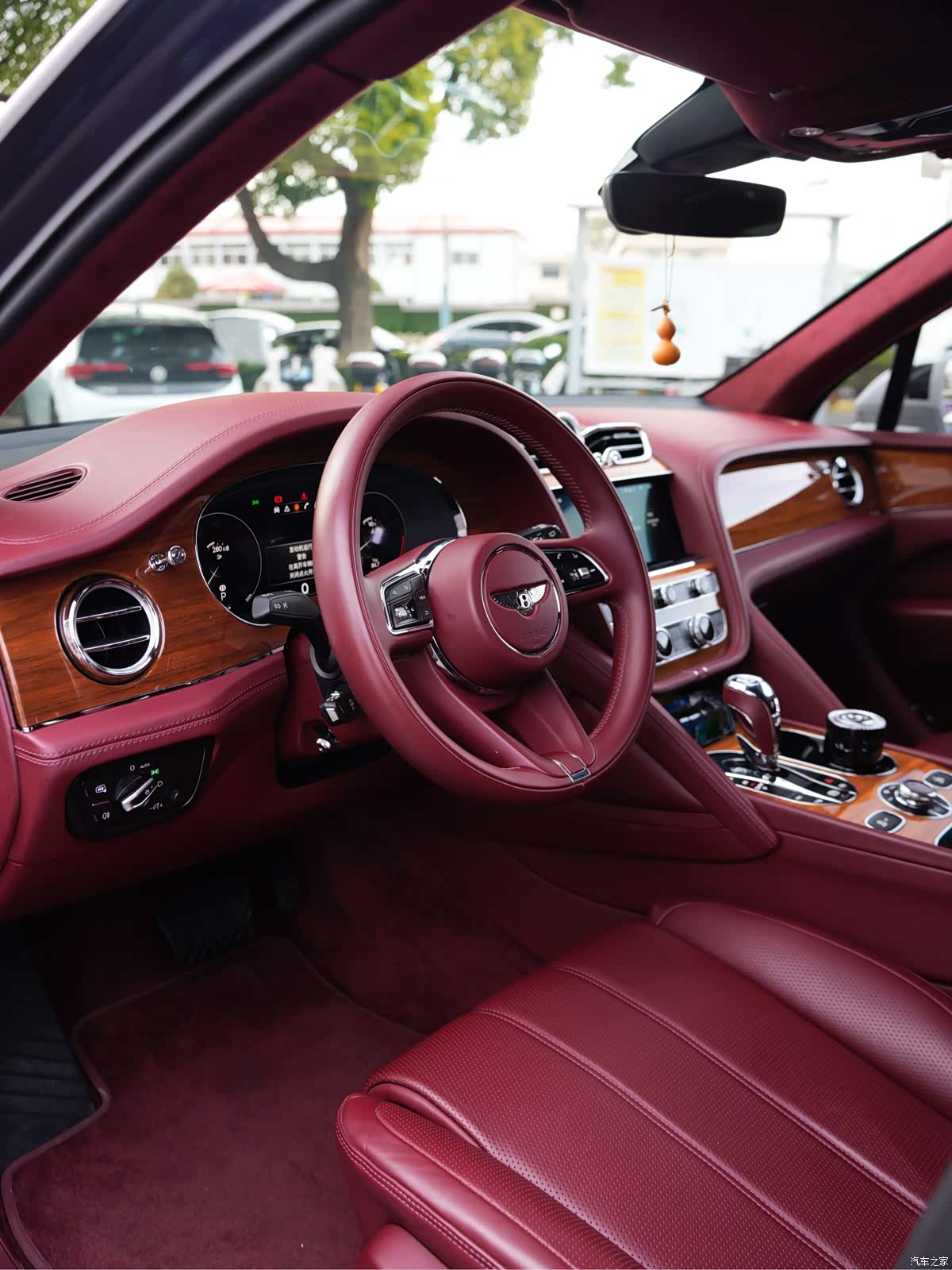 Bentley Bentayga, 2020 11