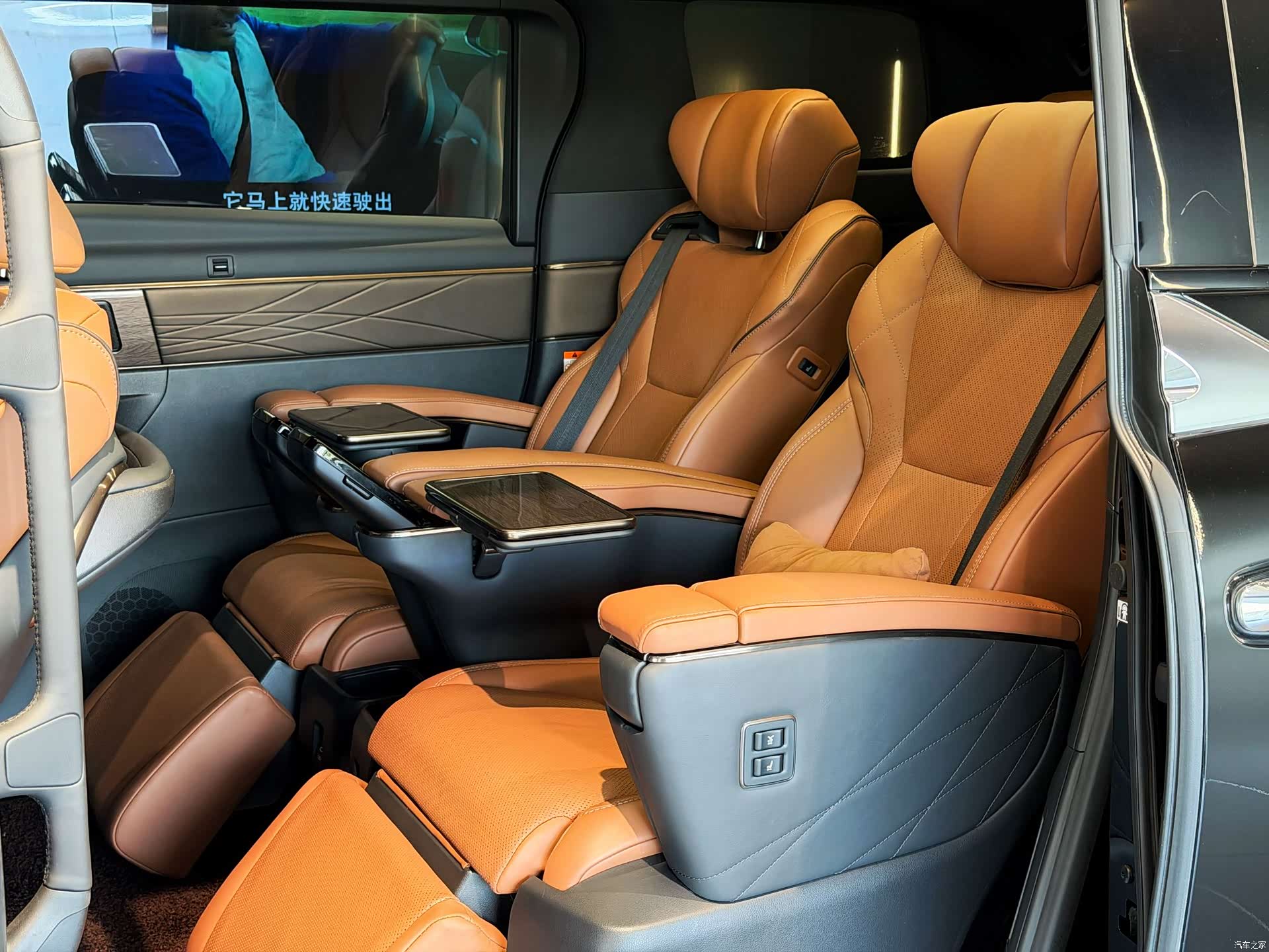 Toyota Vellfire, 2023 11