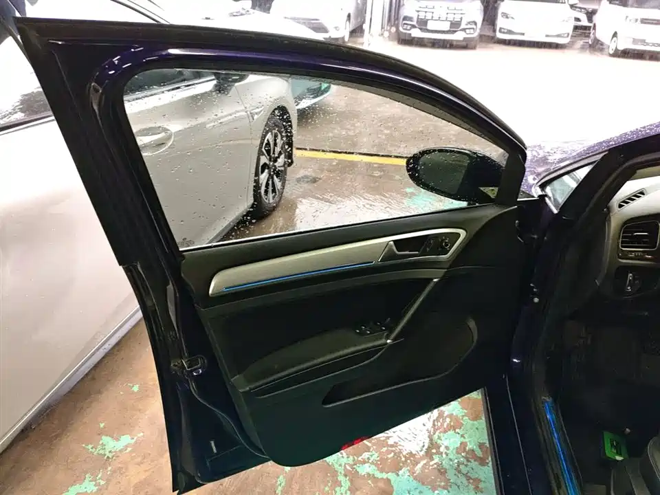 Volkswagen Golf*pure electricity