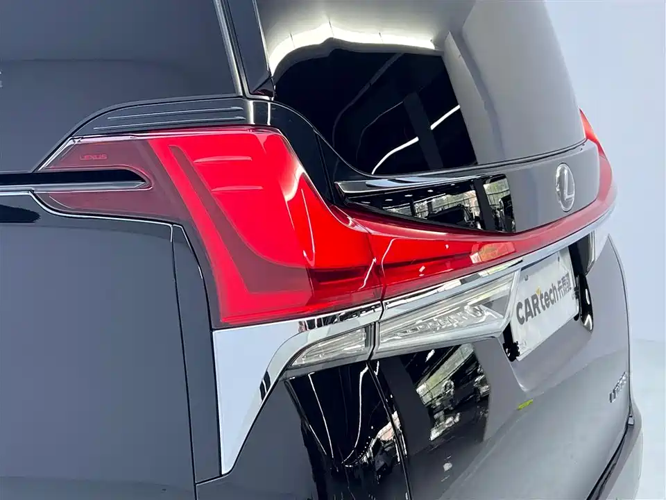 Lexus LM