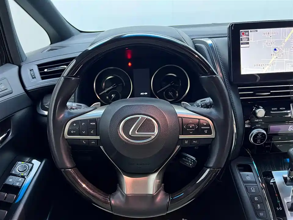 Lexus LM