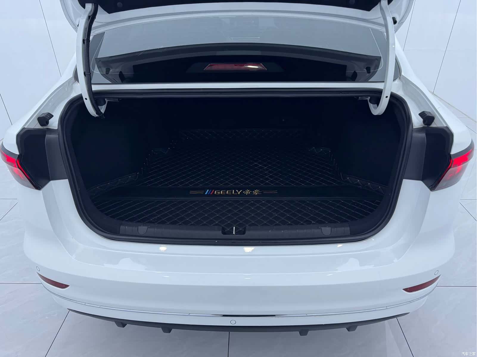 Geely Emgrand, 2022 15