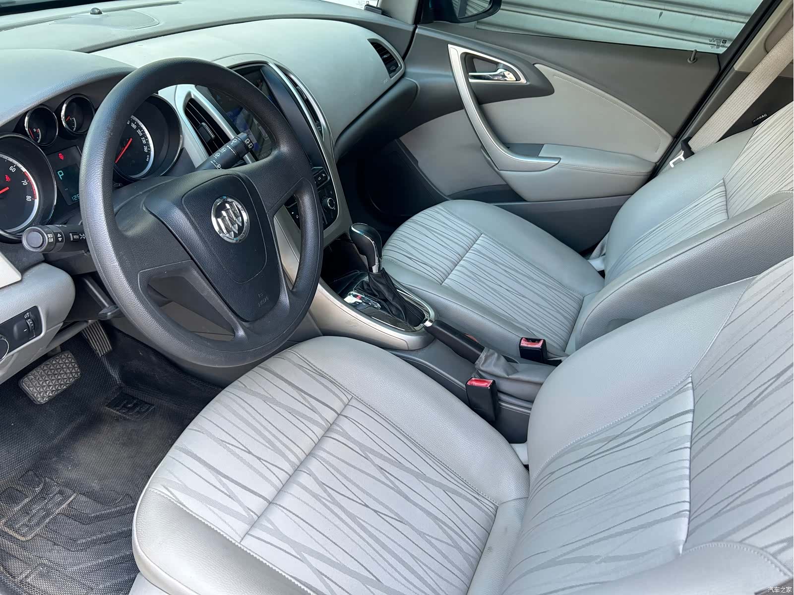Buick XT, 2012 9