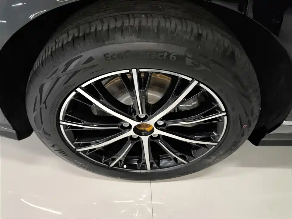 VOYAH Lantu chasing light