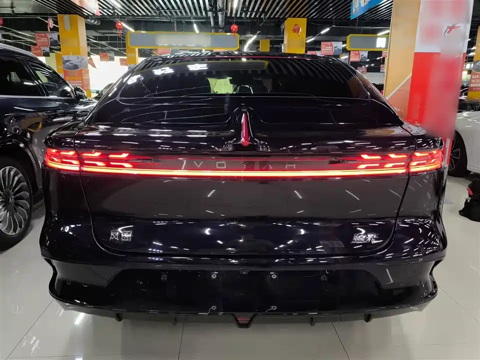 VOYAH Lantu chasing light