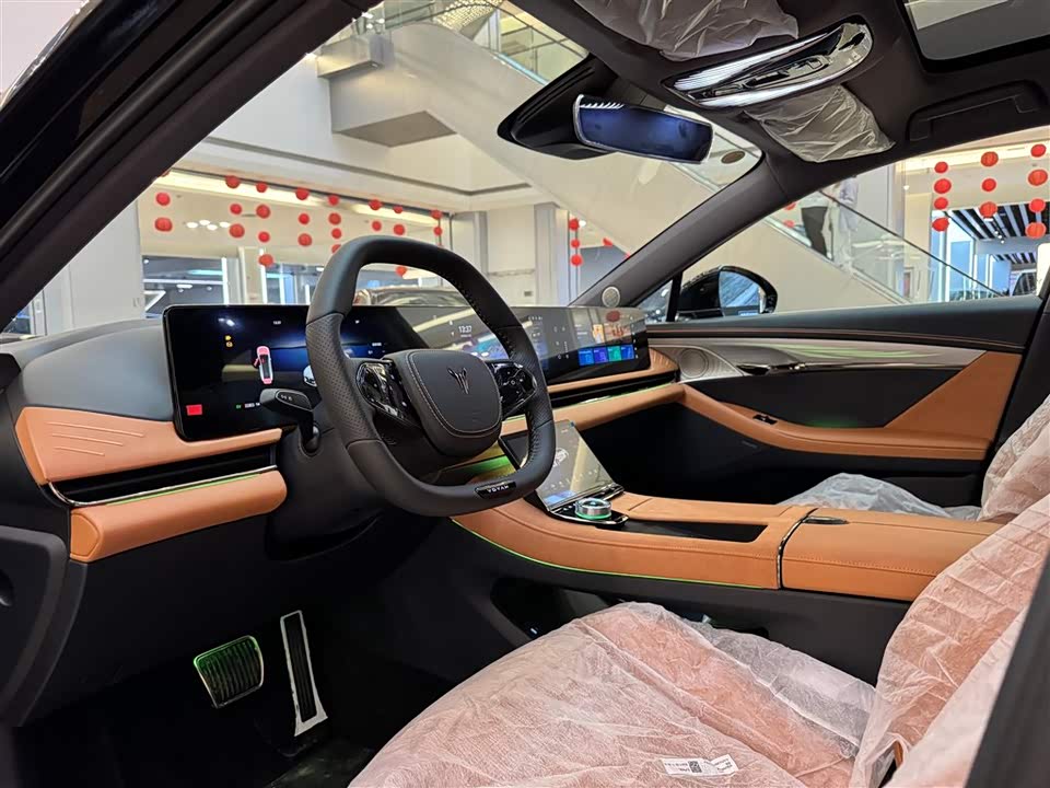 VOYAH Lantu chasing light