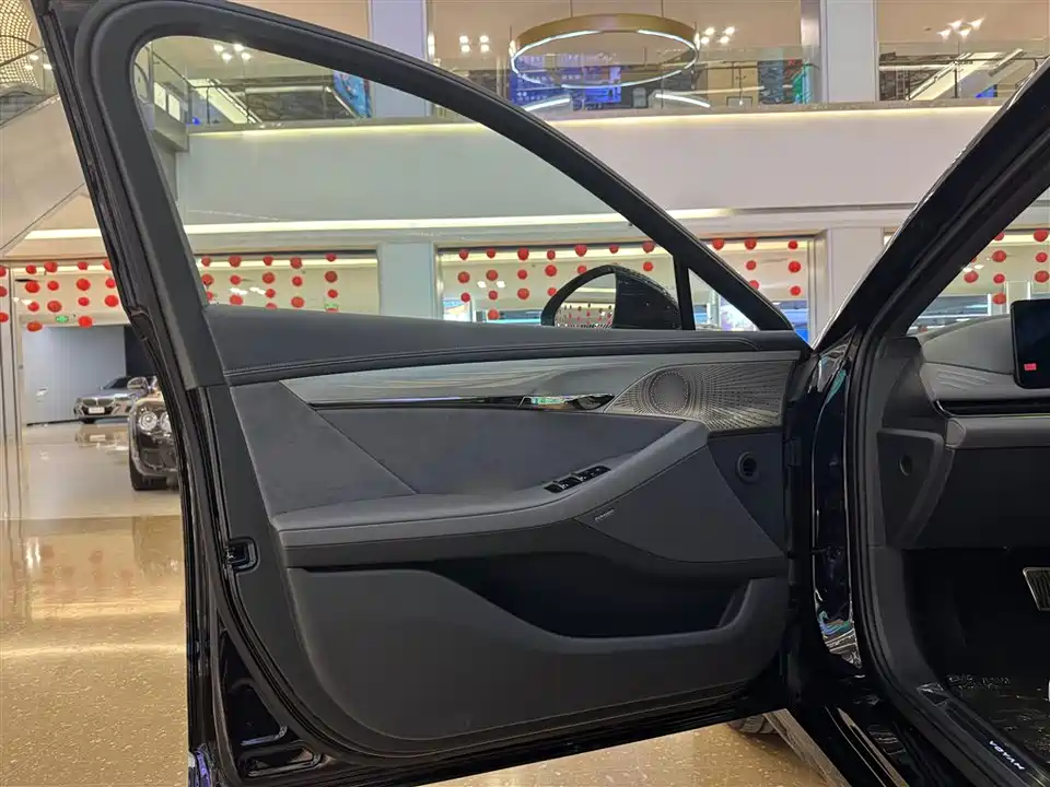 VOYAH Lantu chasing light