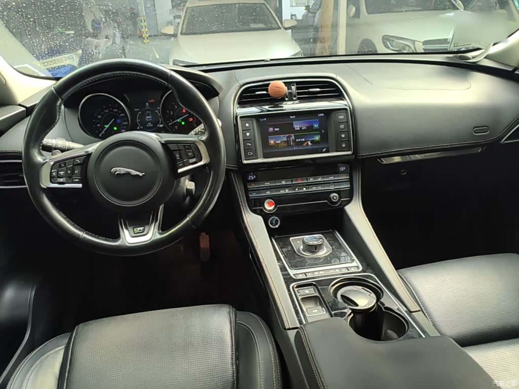 Jaguar F-PACE, 2016 10