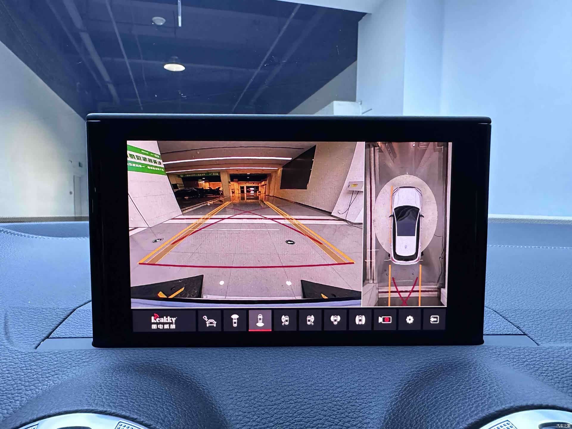 Audi Q2L, 2023 13
