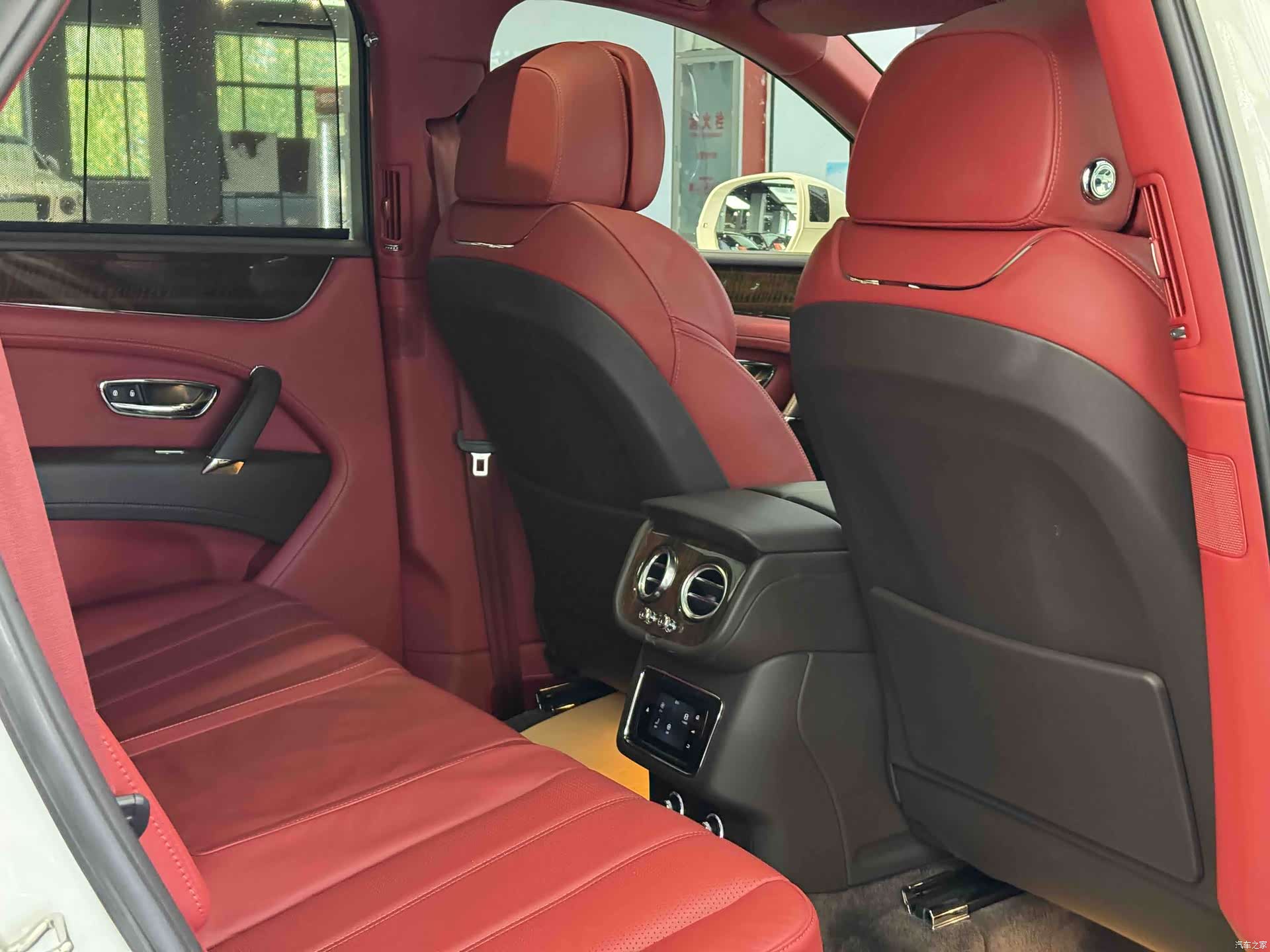 Bentley Bentayga, 2018 14