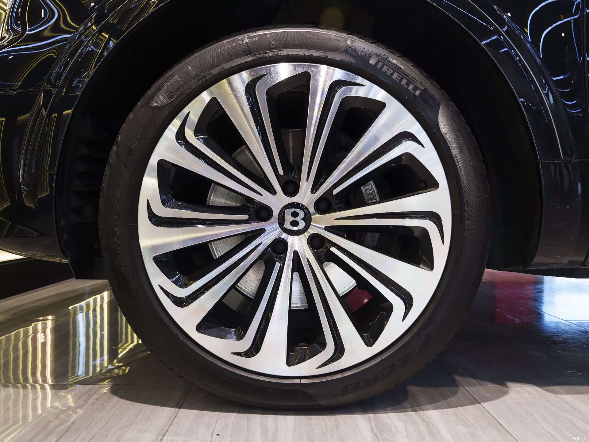 Bentley Bentayga, 2022 10