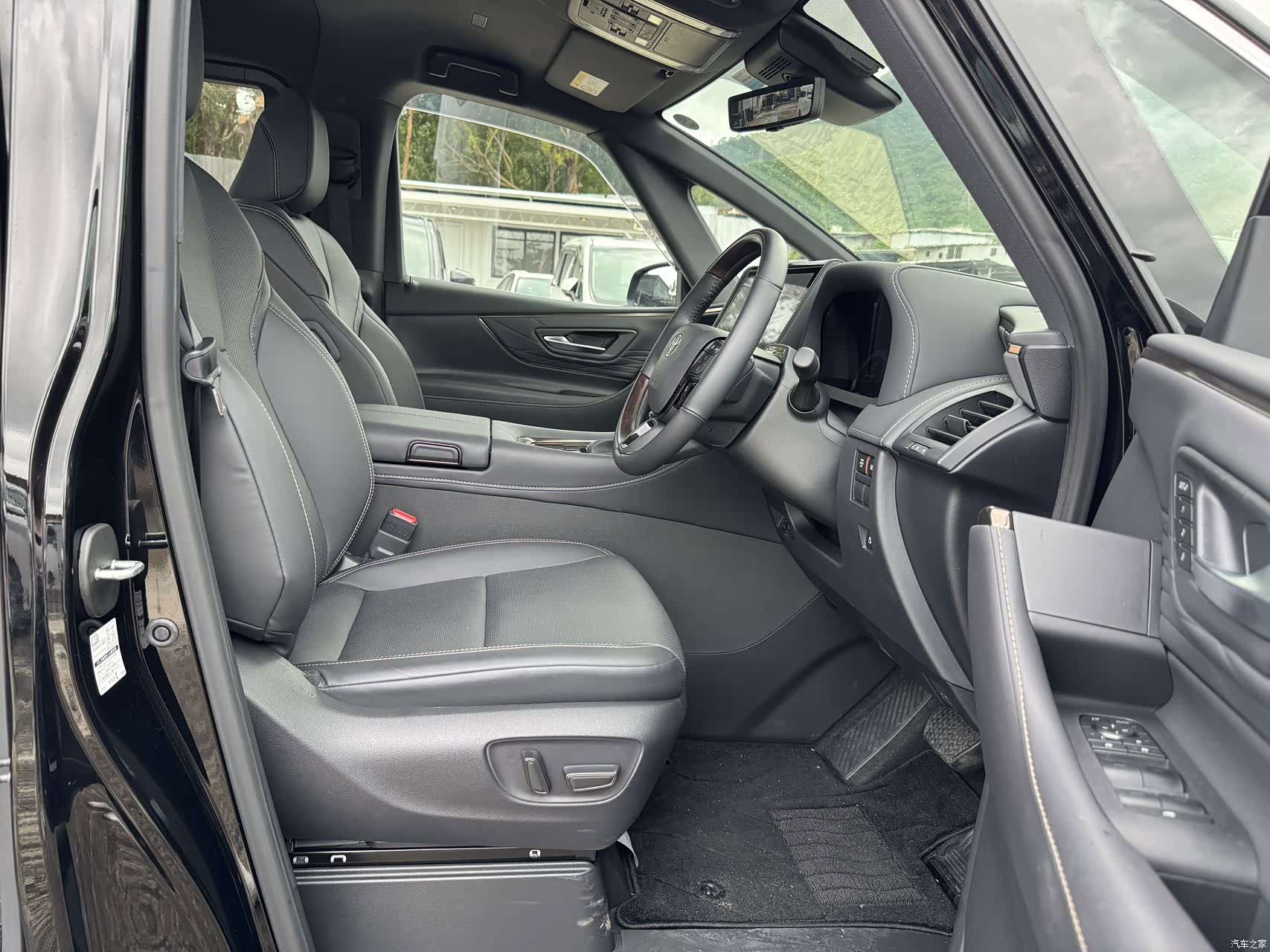Toyota Alphard, 2026 10