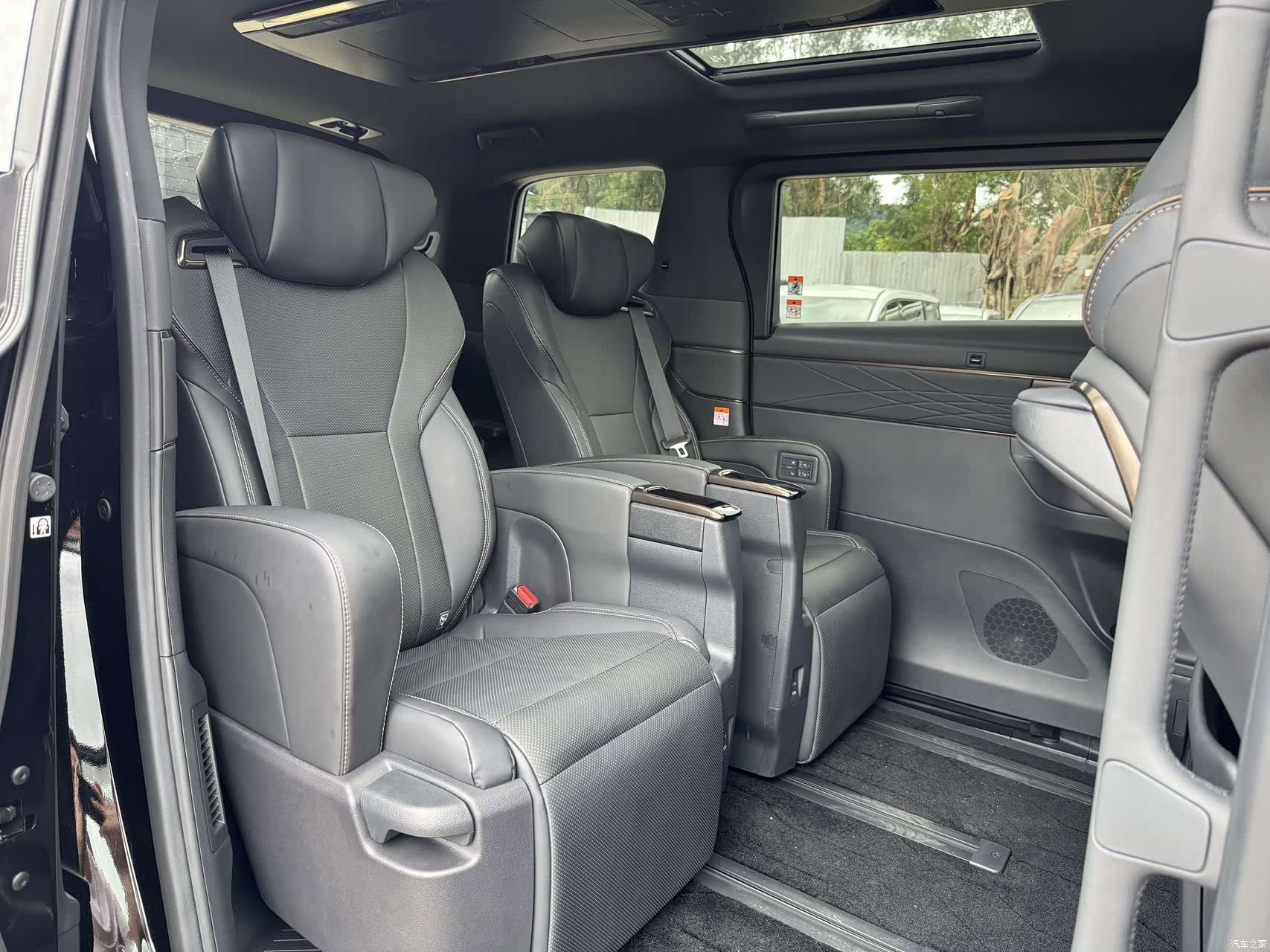 Toyota Alphard, 2026 9