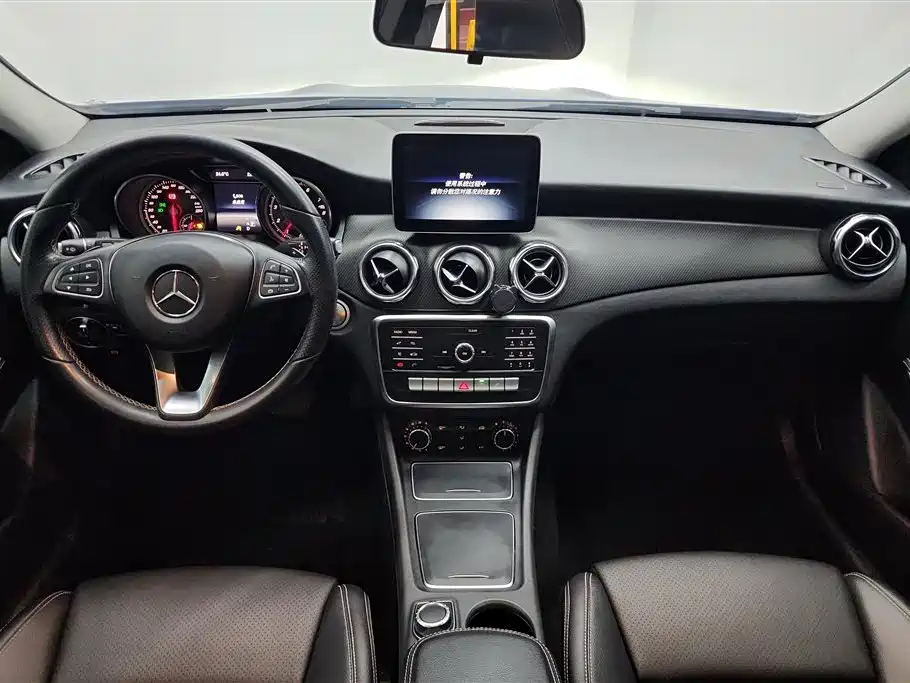Mercedes-Benz GLA Mercedes-Benz GLA