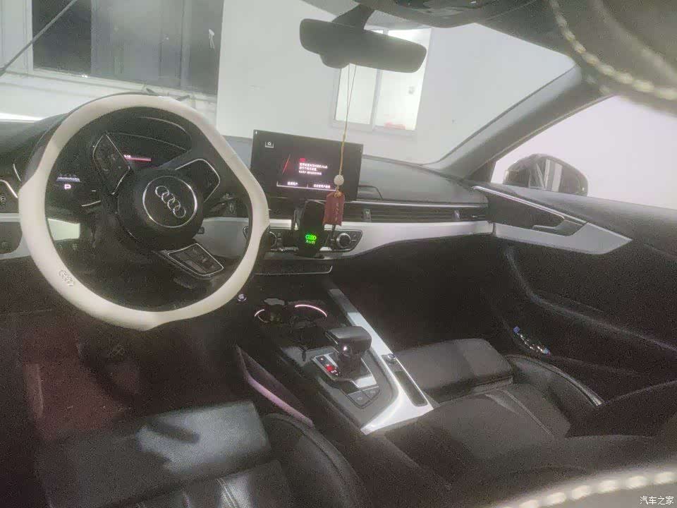 Audi A4L, 2022 все фото