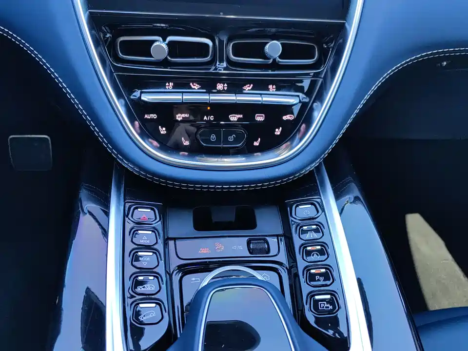 Aston Martin DBX Aston Martin DBX