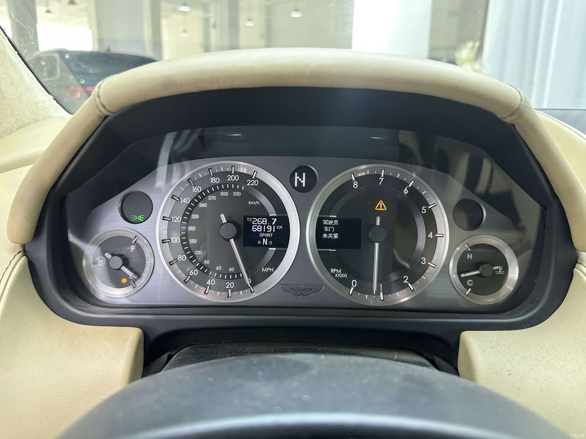 Aston Martin Vantage, 2010 все фото