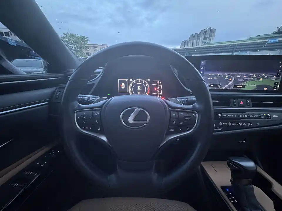 Lexus ES