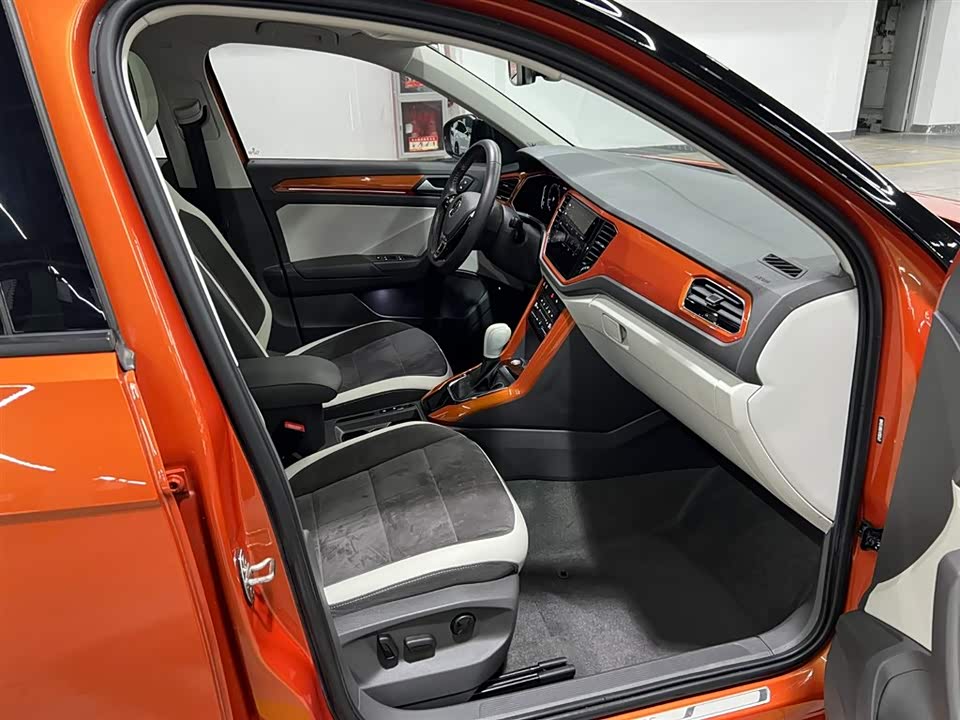 Volkswagen T-ROC exploring Songs