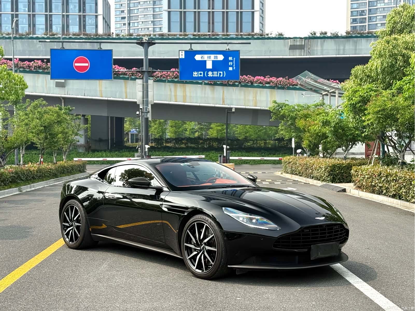 Aston Martin DB11, 2023 2