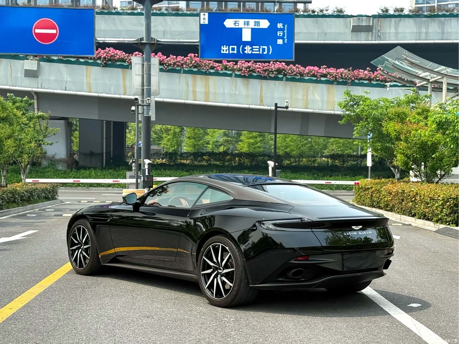 Aston Martin DB11, 2023 9