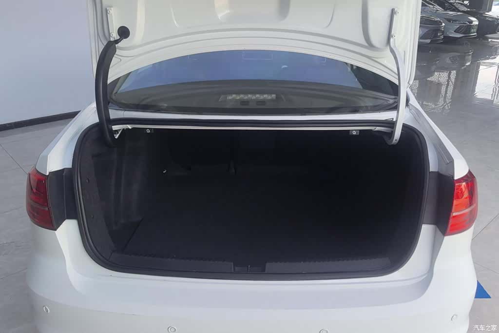 Volkswagen Sagitar, 2015 4