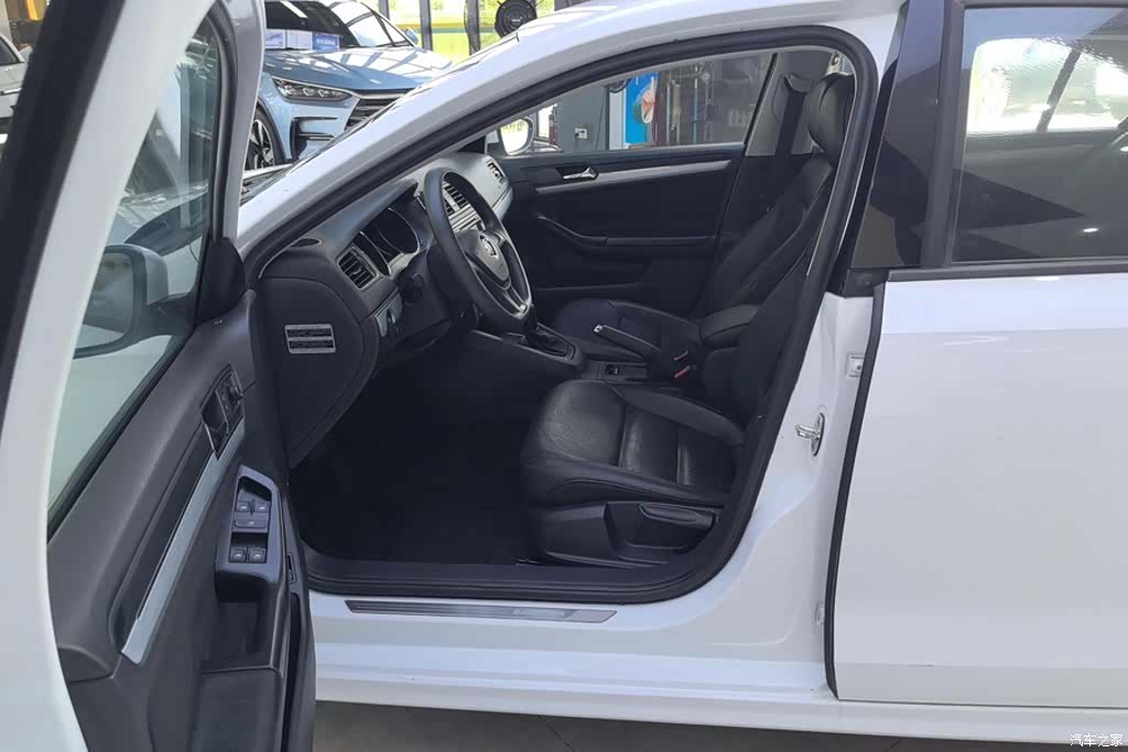 Volkswagen Sagitar, 2015 9